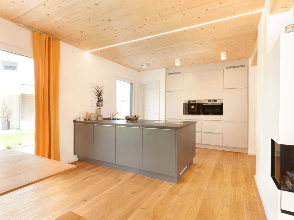 Musterhaus Günzburg - Ein großer leerer Raum mit Holzboden - Interior Design Services