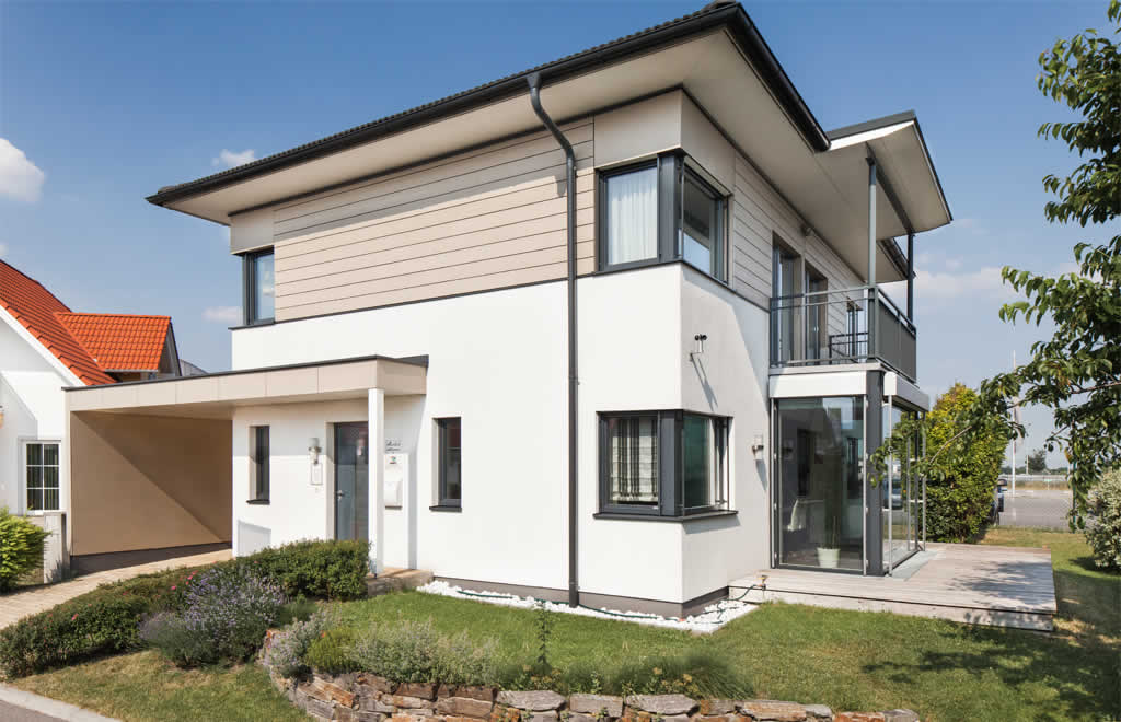 Automatisch gespeicherter Entwurf - Ein großes Backsteingebäude mit Gras vor einem Haus - Haus