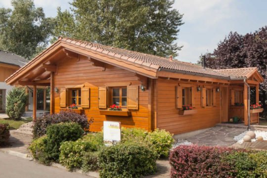 Automatisch gespeicherter Entwurf - Ein kleines haus in einem garten - Holzhaus