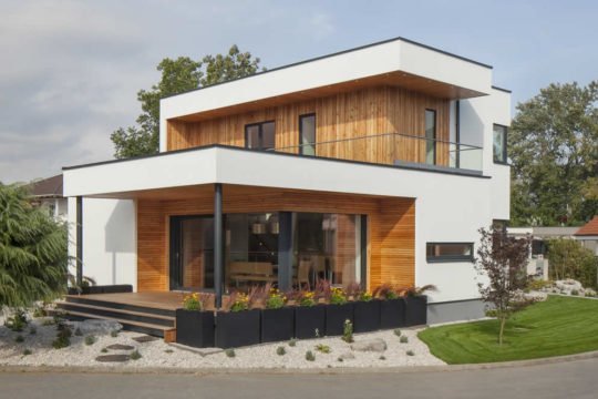 Trend 125 - Ein Haus, das an der Seite eines Gebäudes geparkt ist - Haus