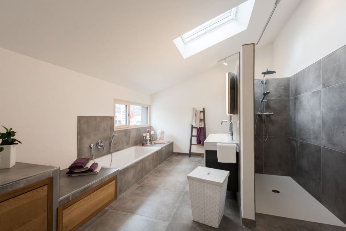 Design 183 - Ein zimmer mit waschbecken und spiegel - Holzhaus