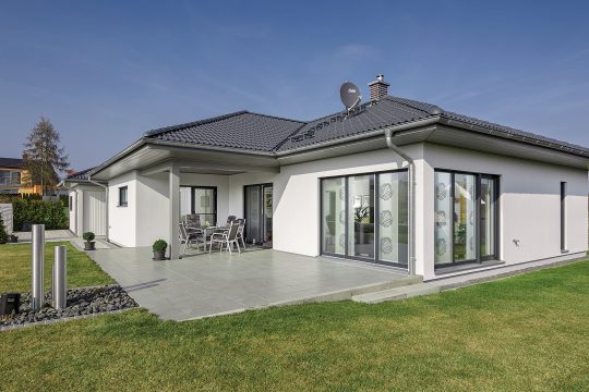 Hausbau Helden LUXHAUS | Bungalow Walmdach 130