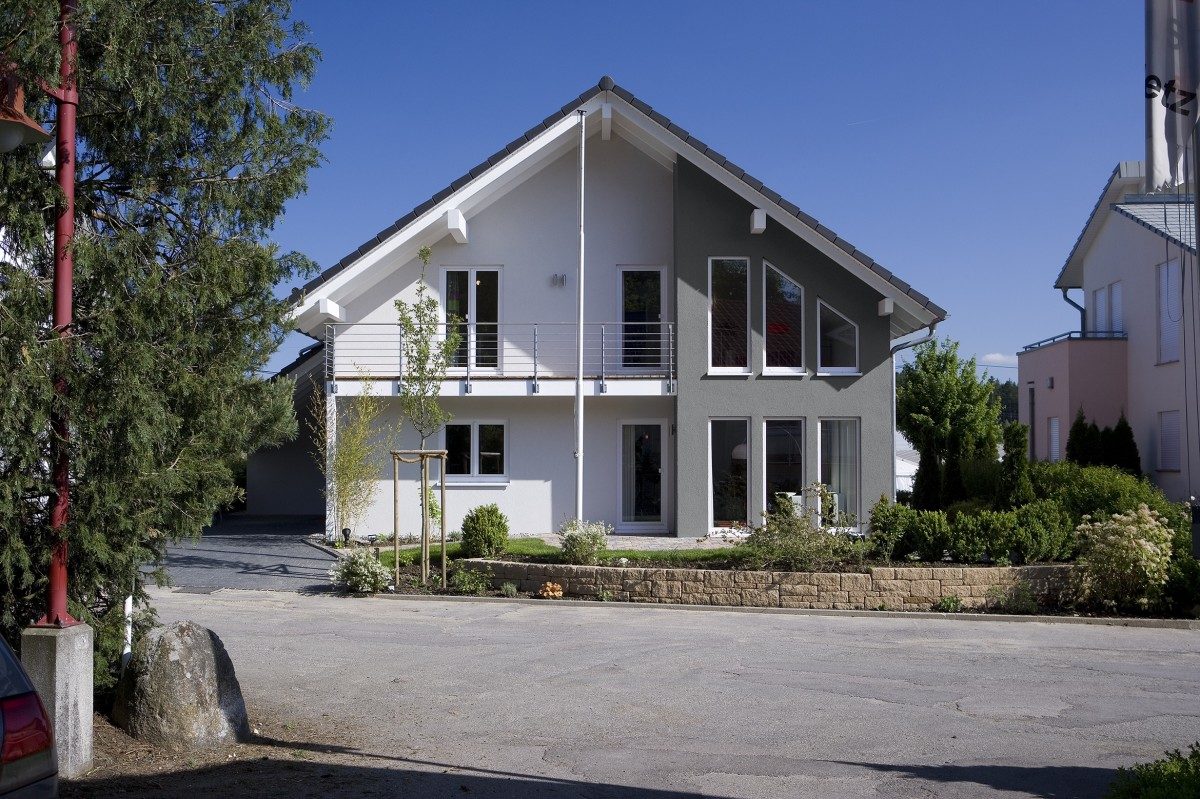 Automatisch gespeicherter Entwurf - Ein Haus mit Bäumen im Hintergrund - Haus