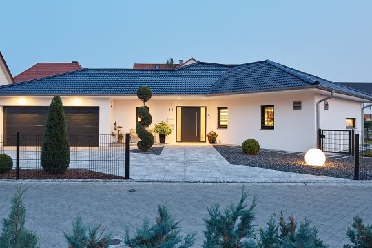 Hausbau Helden LUXHAUS | Bungalow Walmdach 190