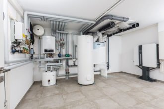 Preiswürdiger „TechnoSafe-Keller“ – Nur so viel Keller, wie man wirklich braucht - Eine küche mit waschbecken und kühlschrank - Keller