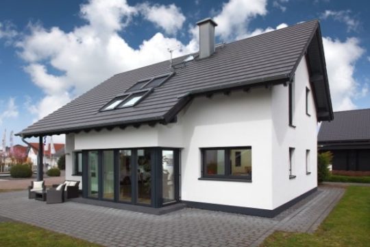 Musterhaus Mülheim-Kärlich - Ein großes Backsteingebäude mit Gras vor einem Haus - Haus