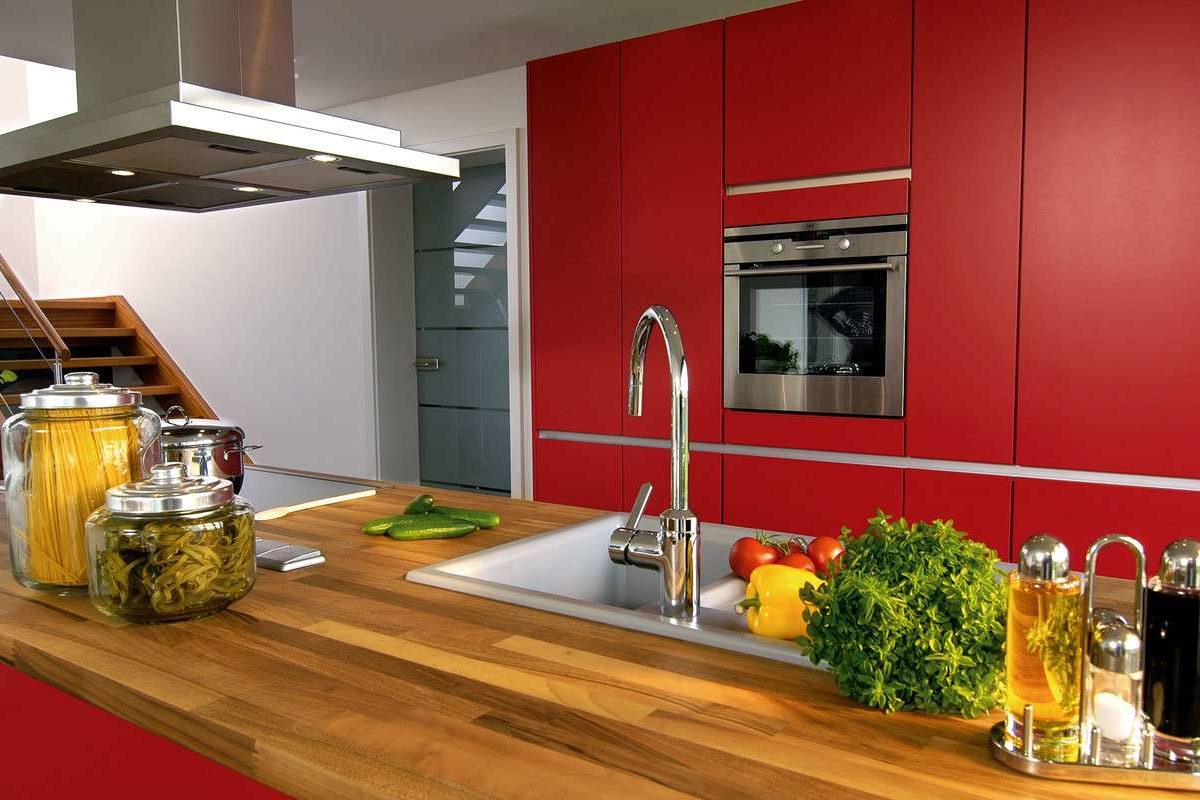 Modernes Z-Dach - Eine Küche mit einem Glas Rotwein - Haus zeigen