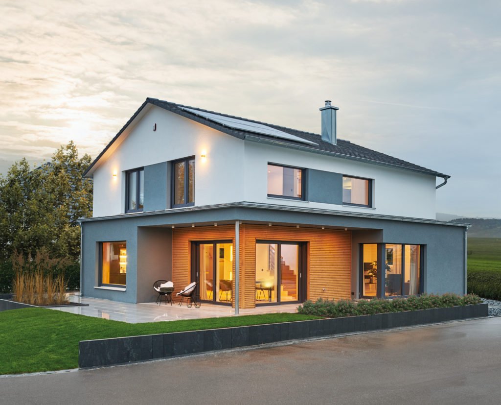 Musterhaus RELAX - Eine leere Straße vor einem Haus - Fertighaus Weiss