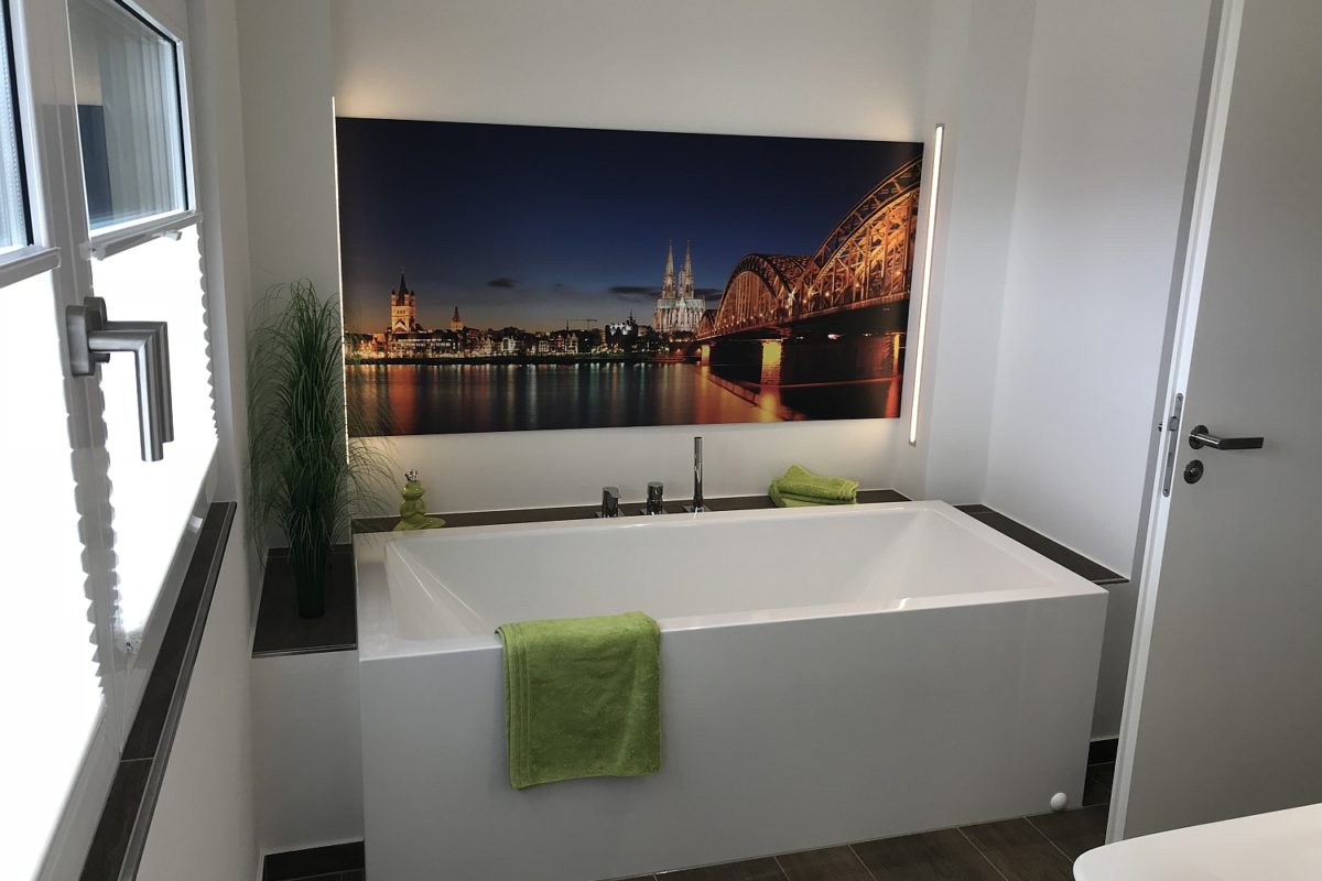 Musterhaus Köln - Eine weiße Wanne sitzt neben einem Fenster - Interior Design Services