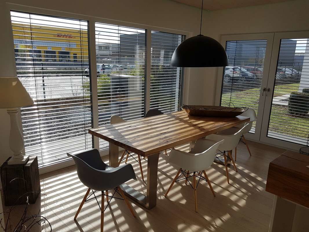 Automatisch gespeicherter Entwurf - Ein Esstisch vor einem Fenster - FertighausWelt Köln