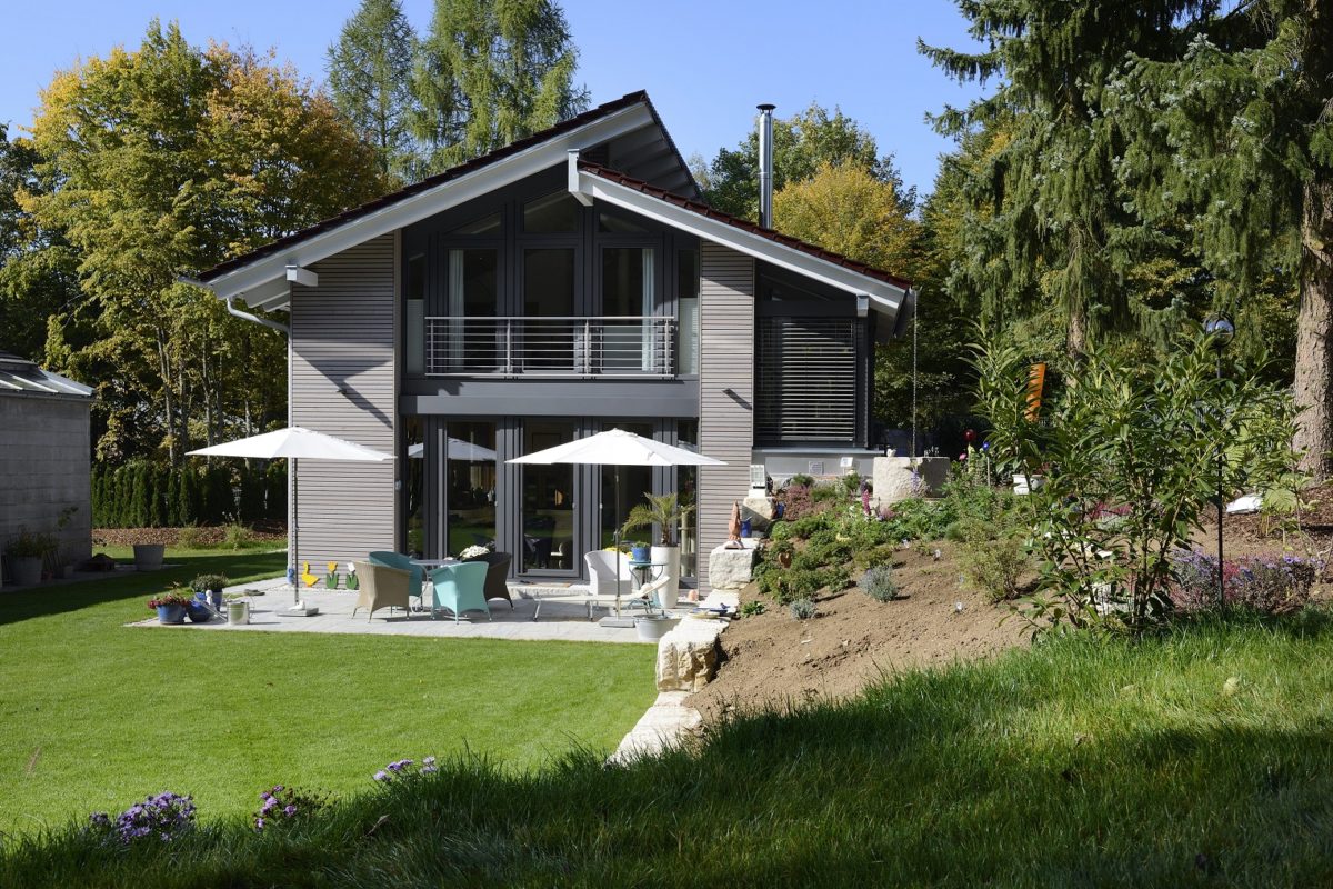 Musterhaus Gächingen - Eine große Wiese vor einem Haus - Heiliger Johann