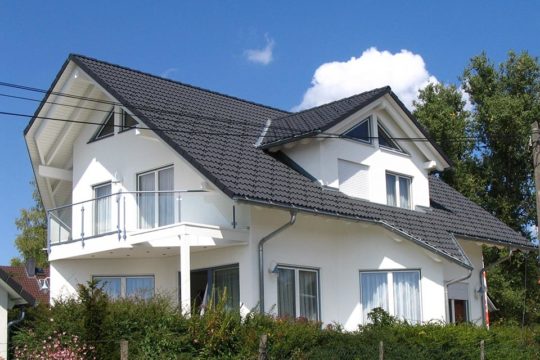 Automatisch gespeicherter Entwurf - Ein Haus mit Bäumen im Hintergrund - Villingen-Schwenningen
