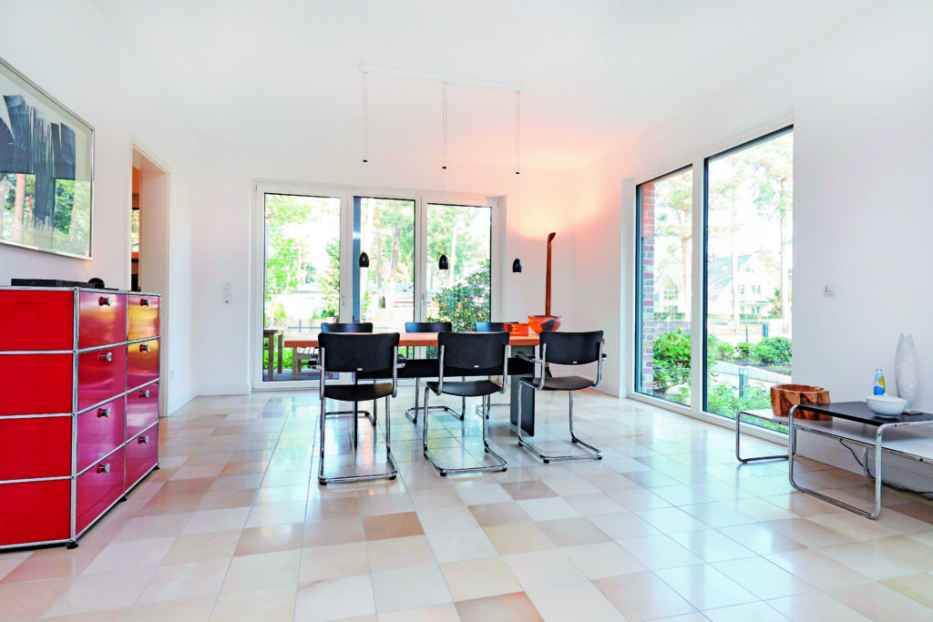 Ein Wohnzimmer mit Möbeln und einem großen Fenster - Interior Design Services