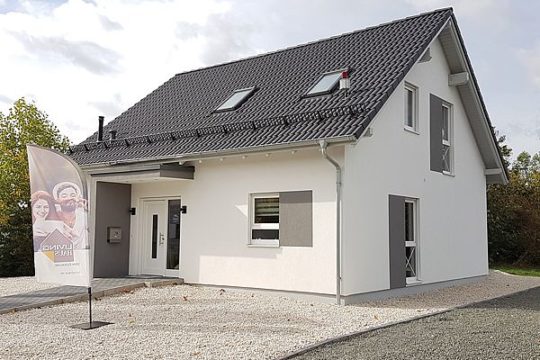 Automatisch gespeicherter Entwurf - Ein leerer Parkplatz vor einem Haus - UNGER-Park Musterhausausstellung Erfurt