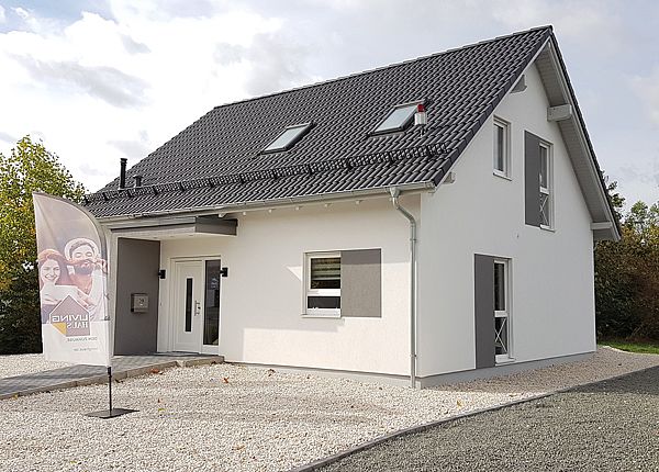 Automatisch gespeicherter Entwurf - Ein leerer Parkplatz vor einem Haus - UNGER-Park Musterhausausstellung Erfurt