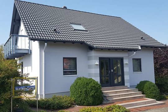 Automatisch gespeicherter Entwurf - Ein kleines haus im hintergrund - Haus