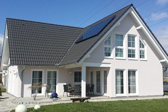 Automatisch gespeicherter Entwurf - Eine große Wiese vor einem Haus - Haus