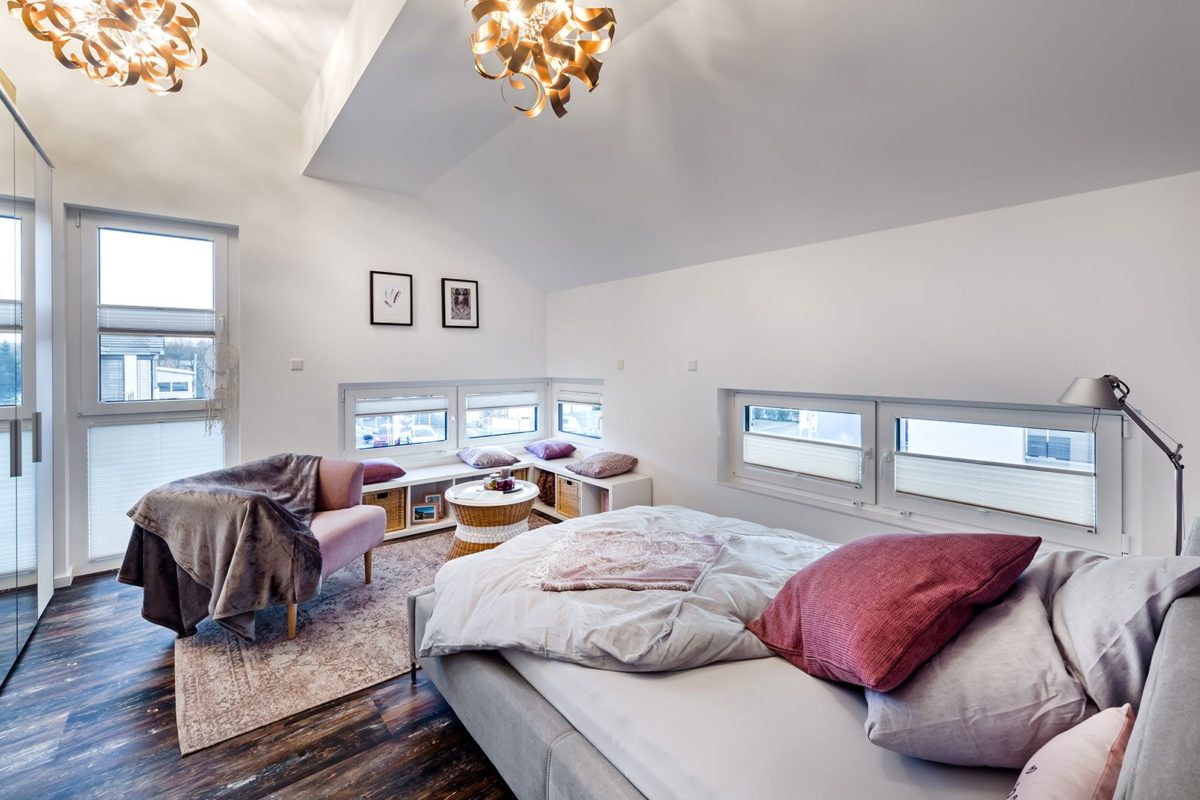 Automatisch gespeicherter Entwurf - Ein Schlafzimmer mit einem großen Bett in einem Raum sitzen - OKAL GmbH