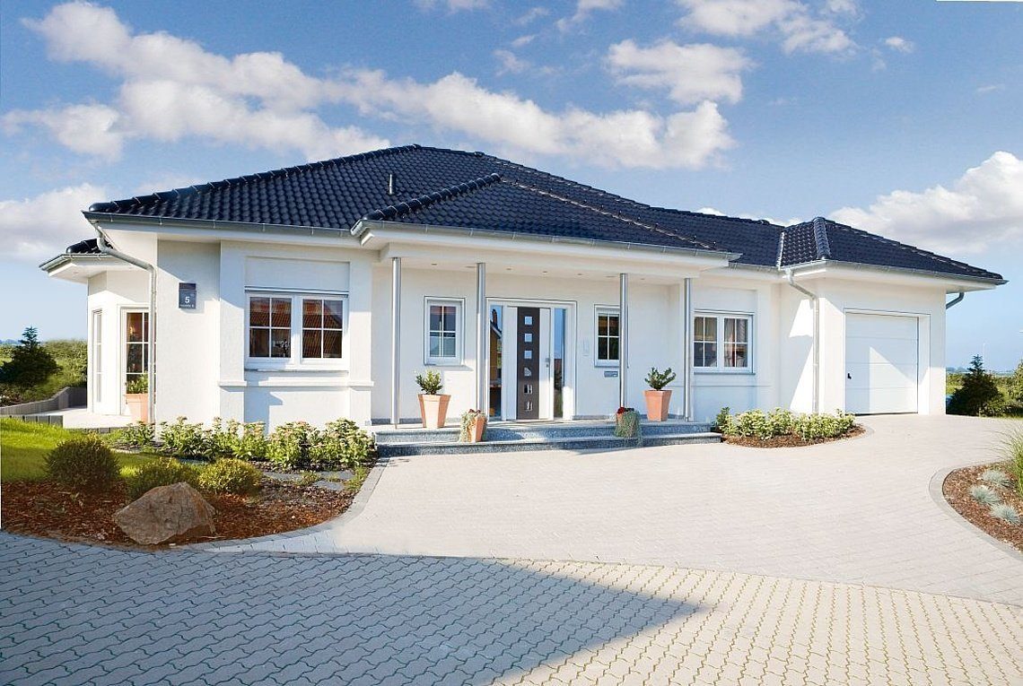 Musterhaus Riviera - Ein großes weißes Haus - Rensch-Haus GmbH