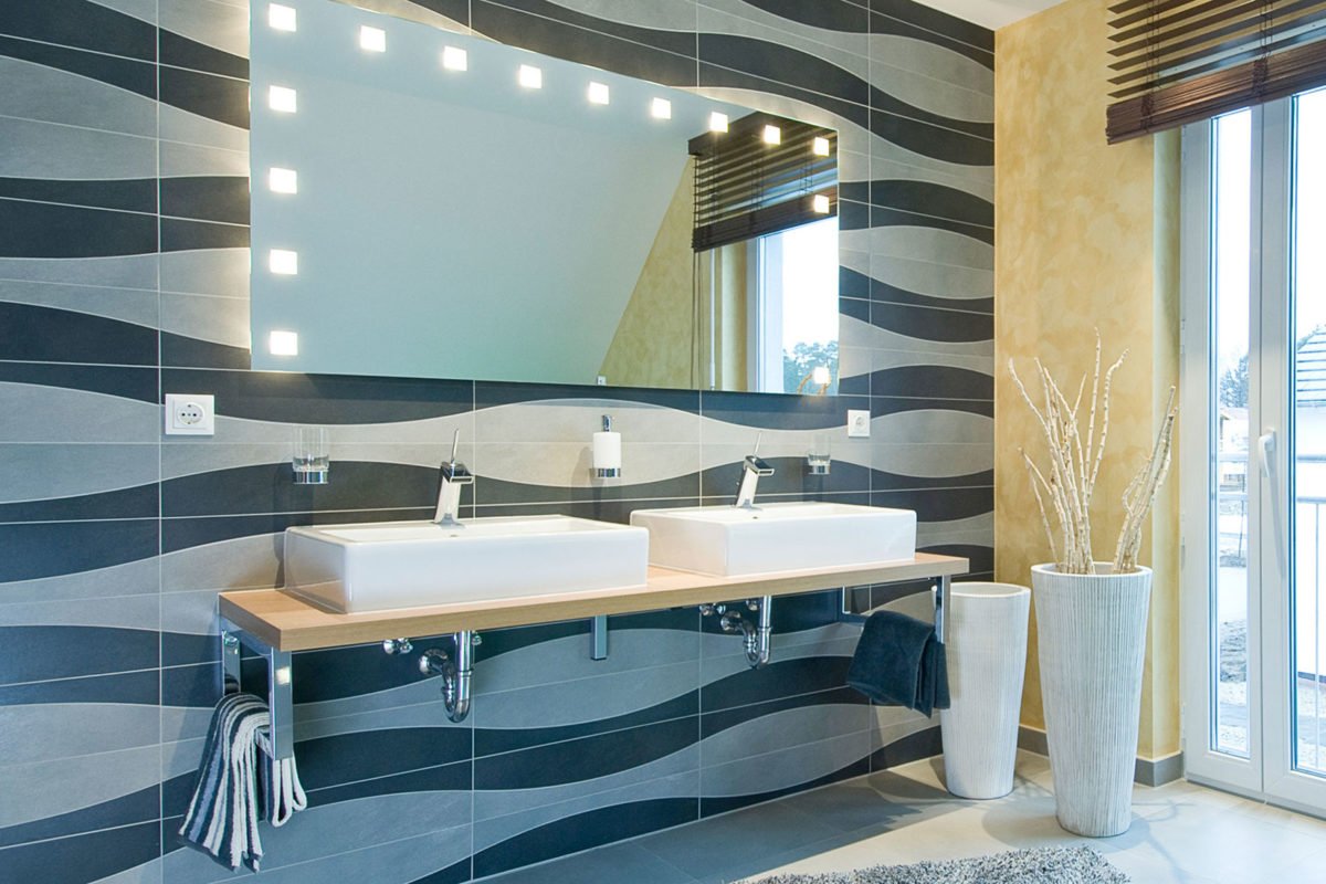 Automatisch gespeicherter Entwurf - Ein Raum mit einem großen Spiegel - Bad