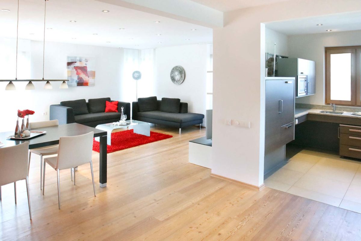 Haas D 112 A - Ein Blick auf ein Wohnzimmer mit Möbeln und Holzfußboden - HAAS GmbH & Co. Beteiligungs KG