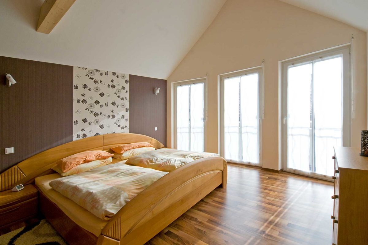 Haas D 112 C - Ein Schlafzimmer mit einem großen Bett in einem Raum - Duplex