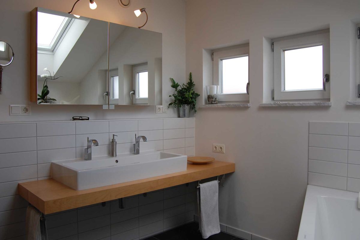 Automatisch gespeicherter Entwurf - Ein Doppelwaschbecken und ein großer Spiegel - Bad