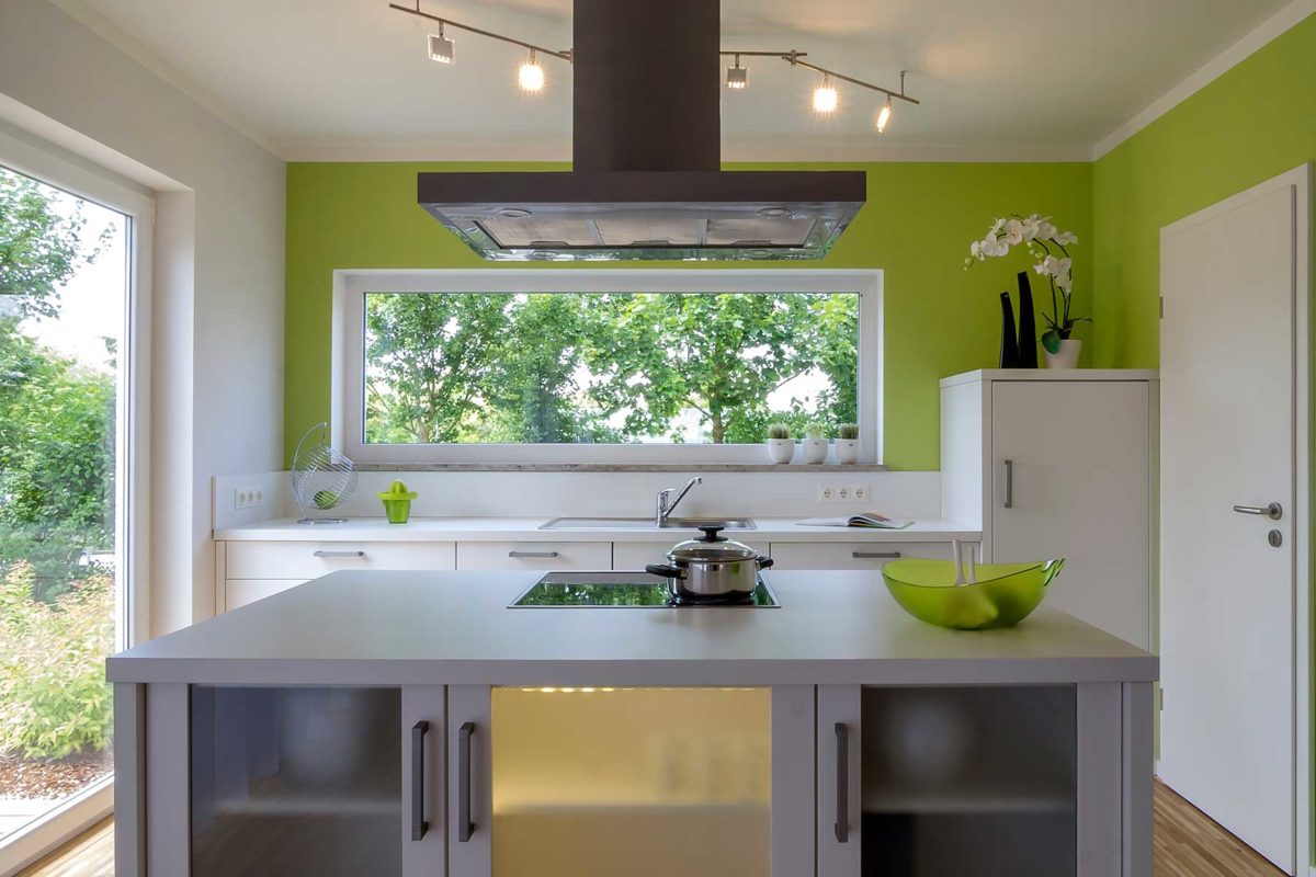 Automatisch gespeicherter Entwurf - Eine küche mit waschbecken und fenster - Interior Design Services