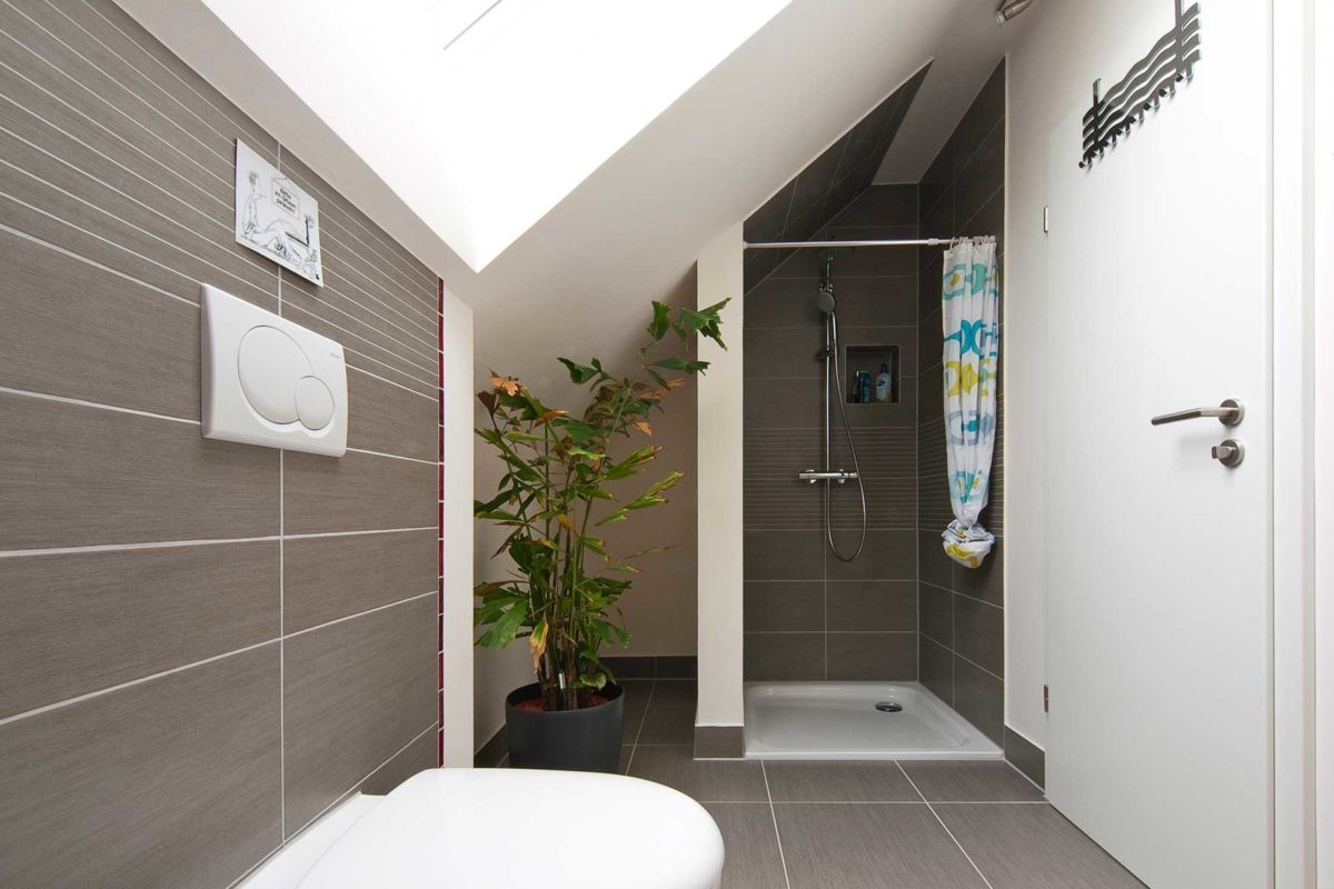 Haas O 163 A - Ein wohnzimmer mit gefliestem boden - Interior Design Services