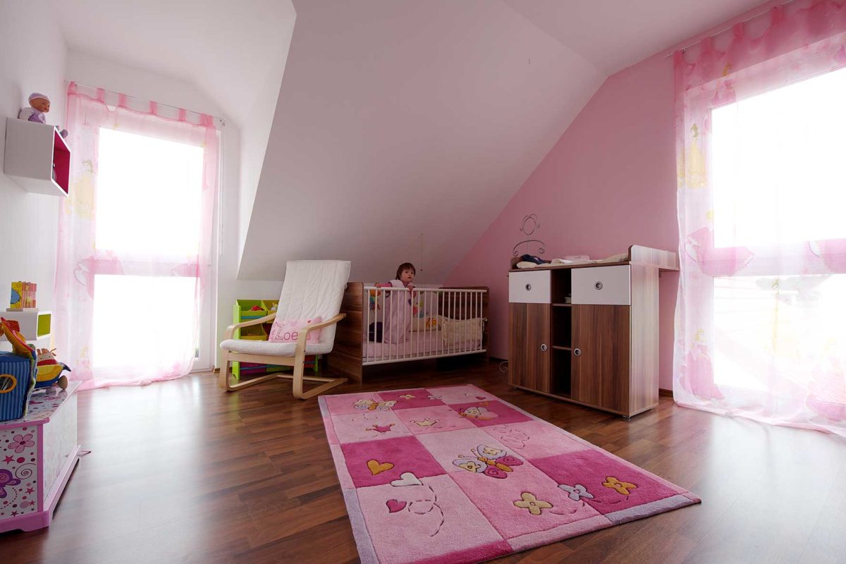 Automatisch gespeicherter Entwurf - Ein Wohnzimmer voller rosa Blumen auf einem Tisch - Interior Design Services