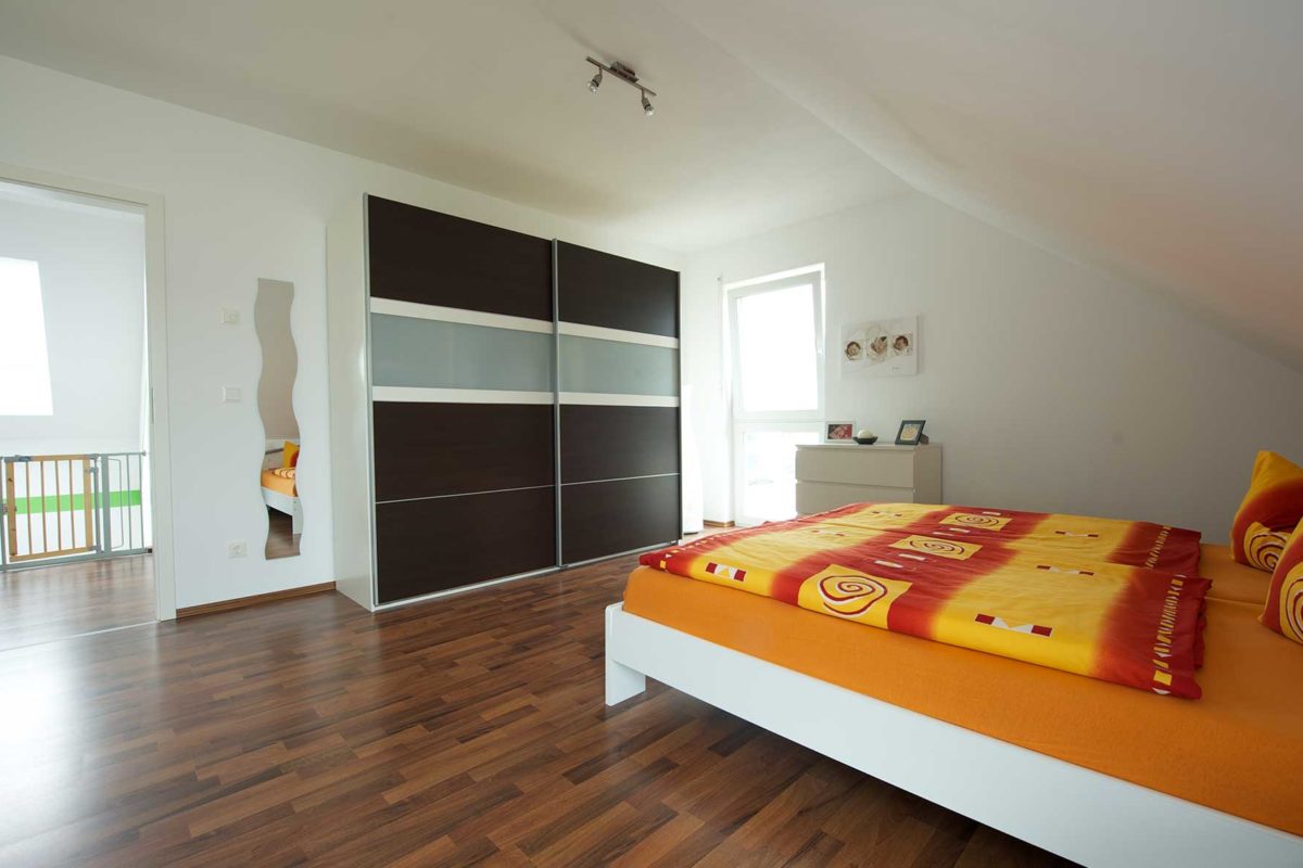 Automatisch gespeicherter Entwurf - Ein wohnzimmer mit holzboden - Fußboden