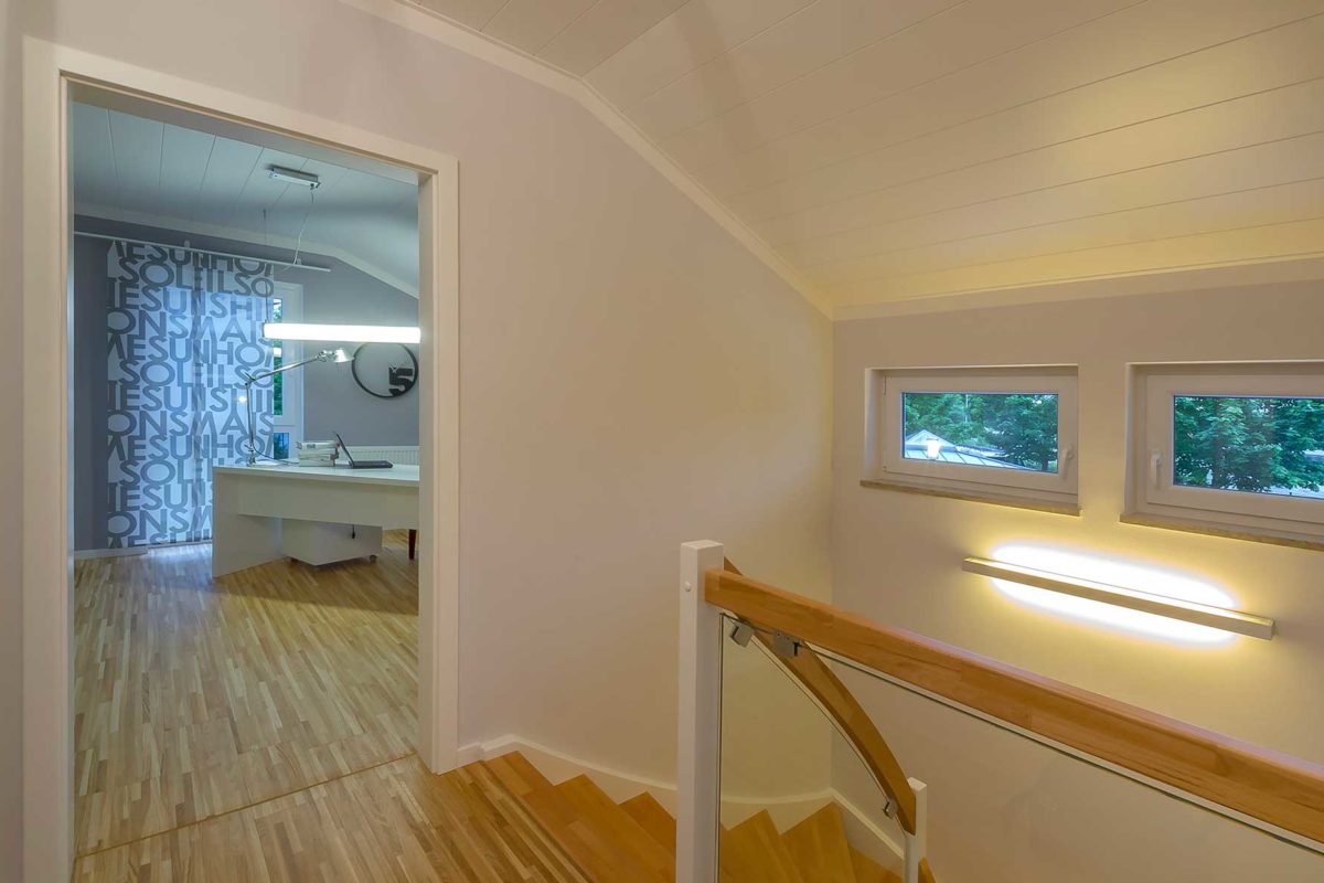 Automatisch gespeicherter Entwurf - Ein Schlafzimmer mit einem großen Spiegel - Holzboden