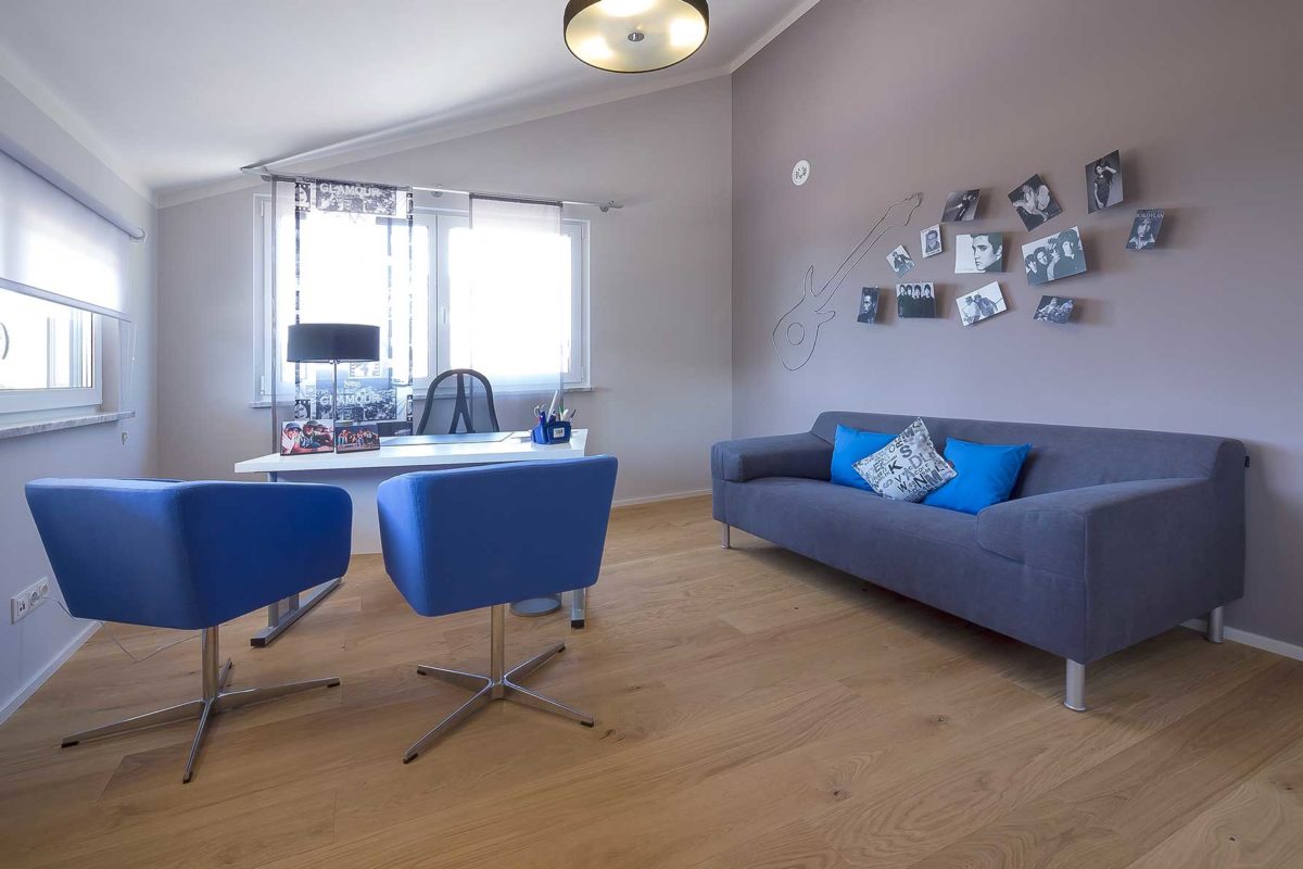 Haas S 155 B - Ein Wohnzimmer mit einem blauen Stuhl - Interior Design Services