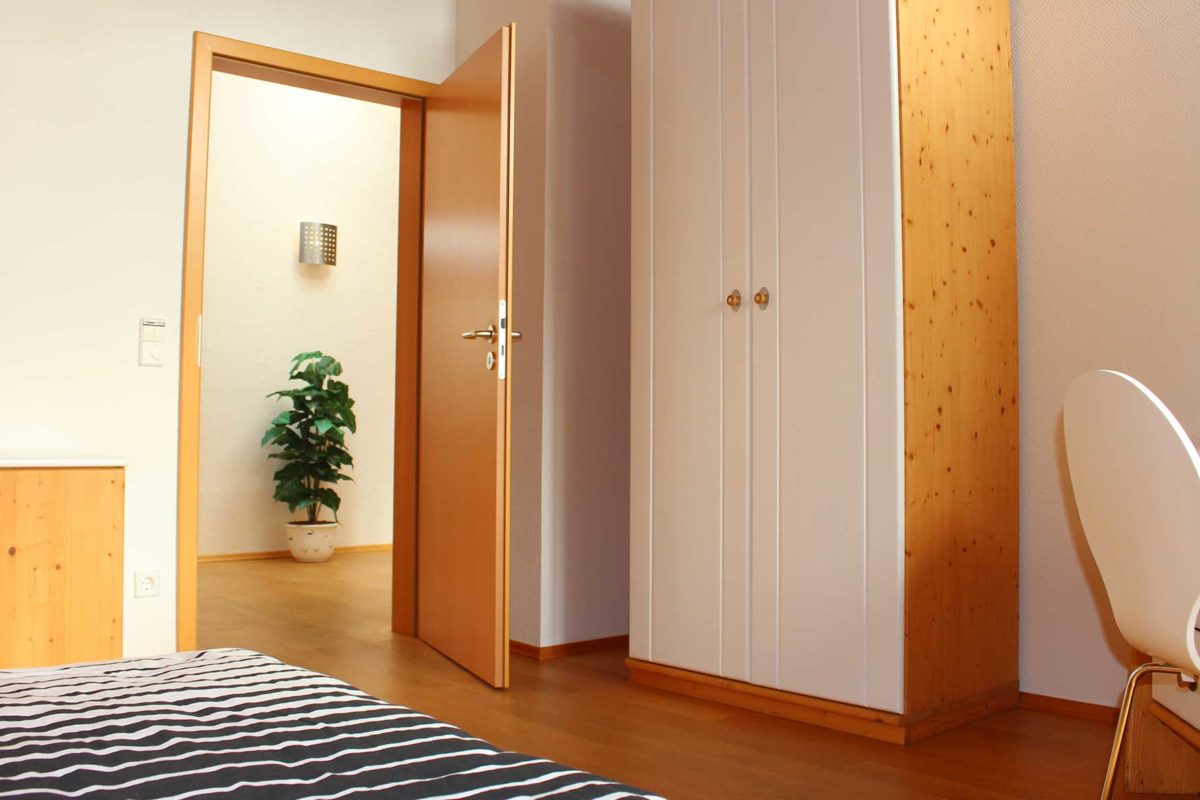 Automatisch gespeicherter Entwurf - Ein Schlafzimmer mit einer Holztür - Einfamilienhaus