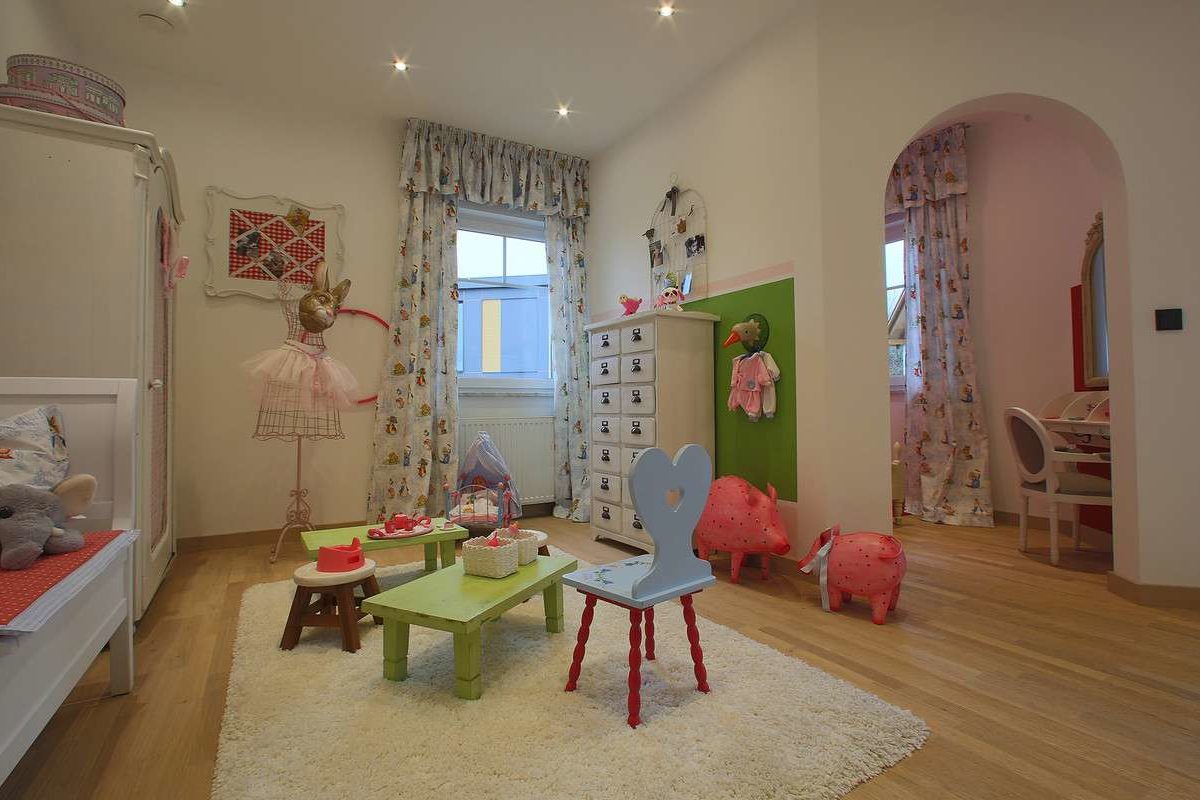 ELK Living 147 - Ein Wohnzimmer mit Möbeln und einem Spiegel - Interior Design Services