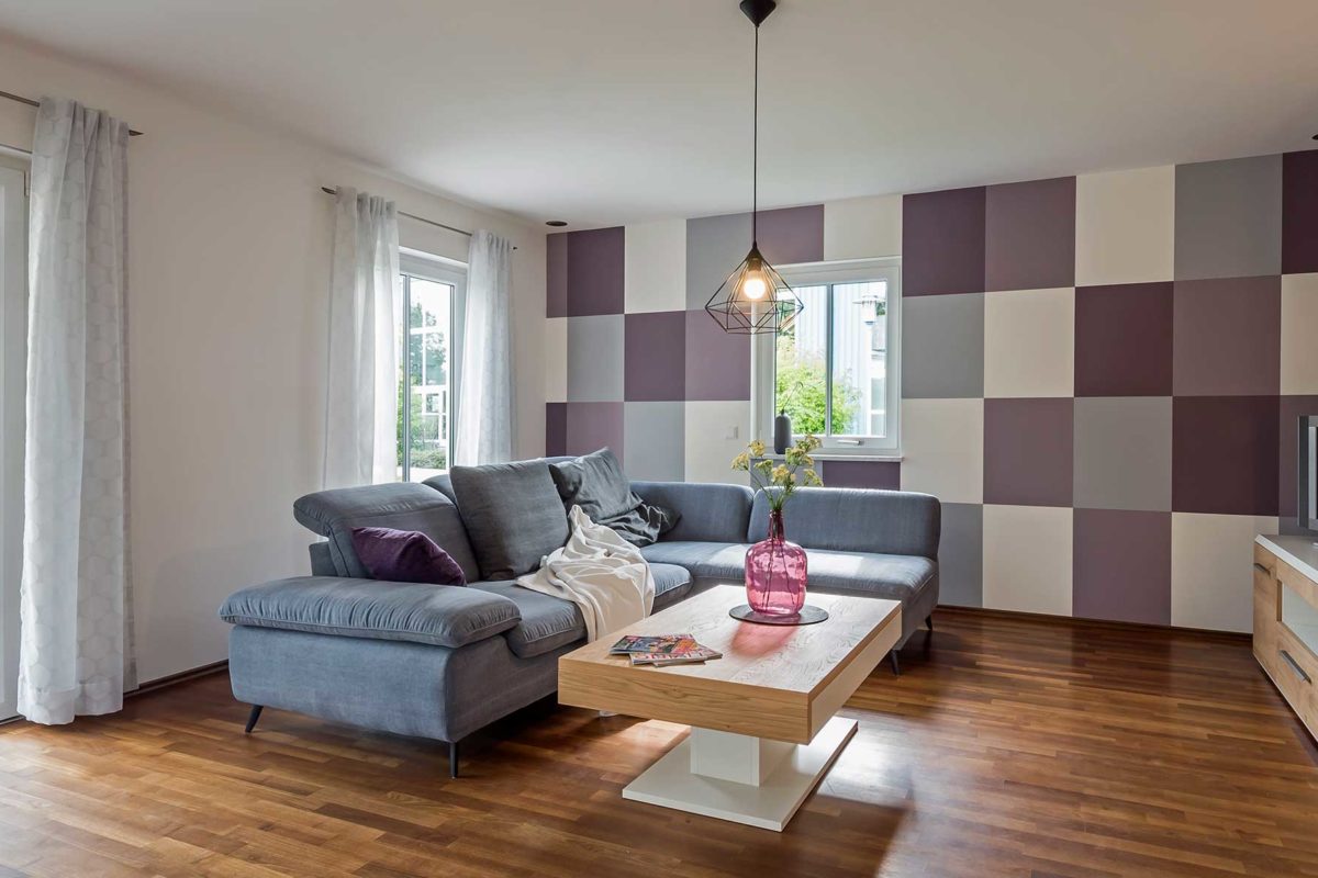 Haas O 141 B - Ein Wohnzimmer mit Möbeln und einem Flachbildfernseher - Haas Haus - Fertighaus als Musterhaus in