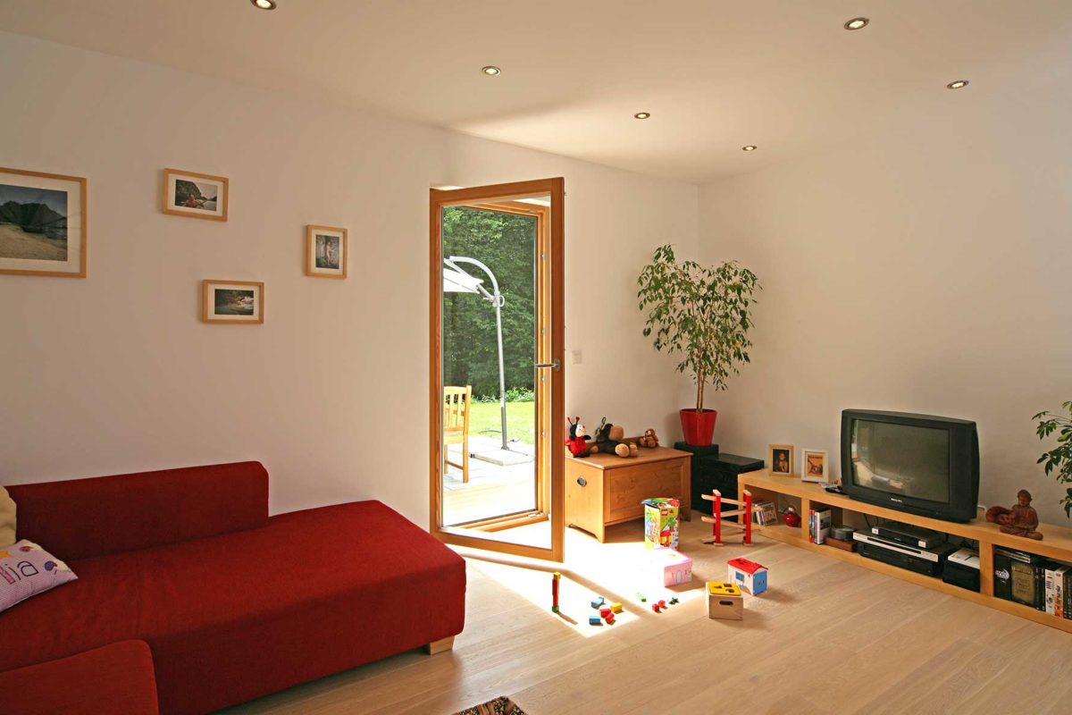 Automatisch gespeicherter Entwurf - Ein Wohnzimmer mit Möbeln und einem Flachbildfernseher - Haus