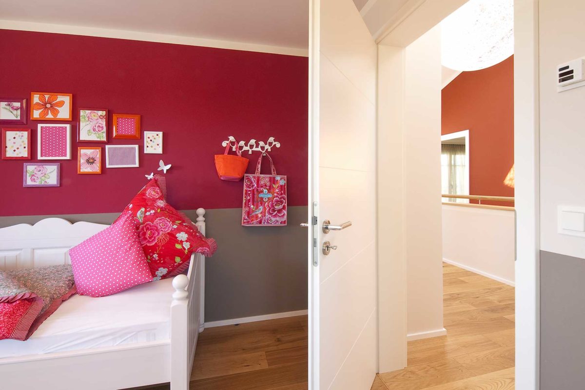 Automatisch gespeicherter Entwurf - Ein Blick auf ein Wohnzimmer mit einer roten Tür - Interior Design Services