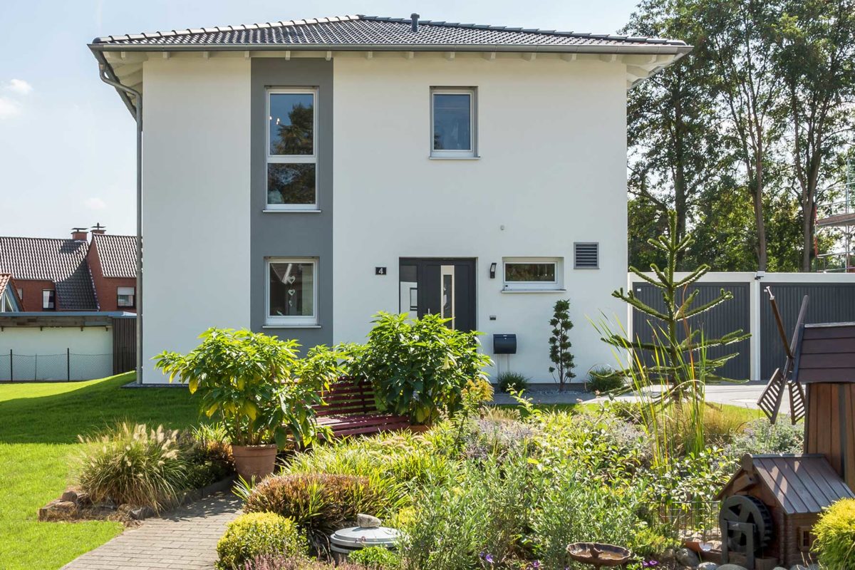 Automatisch gespeicherter Entwurf - Ein Garten vor einem Haus - Haus