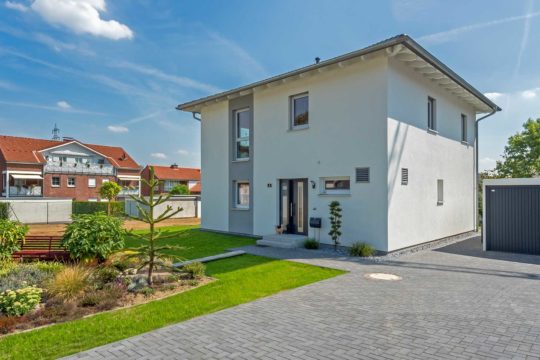 Automatisch gespeicherter Entwurf - Ein Haus, das an der Seite eines Gebäudes geparkt ist - Haus