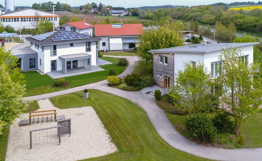 Haas Musterhauspark - Eine große Wiese vor einem Haus - Haas Haus - Fertighaus als Musterhaus in