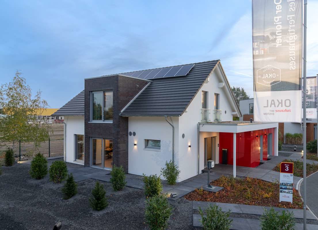 Musterhaus Hannover - Ein kleines haus auf einem parkplatz - Haus