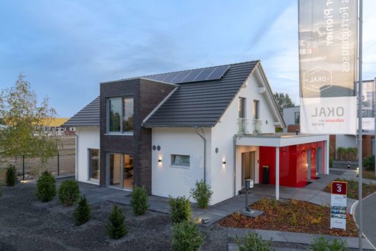 Musterhaus Hannover - Ein kleines haus auf einem parkplatz - Haus