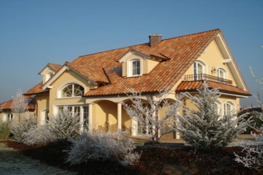 Villa Mülheim-Kärlich - Ein Haus mit Bäumen vor einem Backsteingebäude - Haus