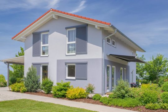 MH Falkenberg 139 - Ein haus mit büschen vor einem gebäude - Haus