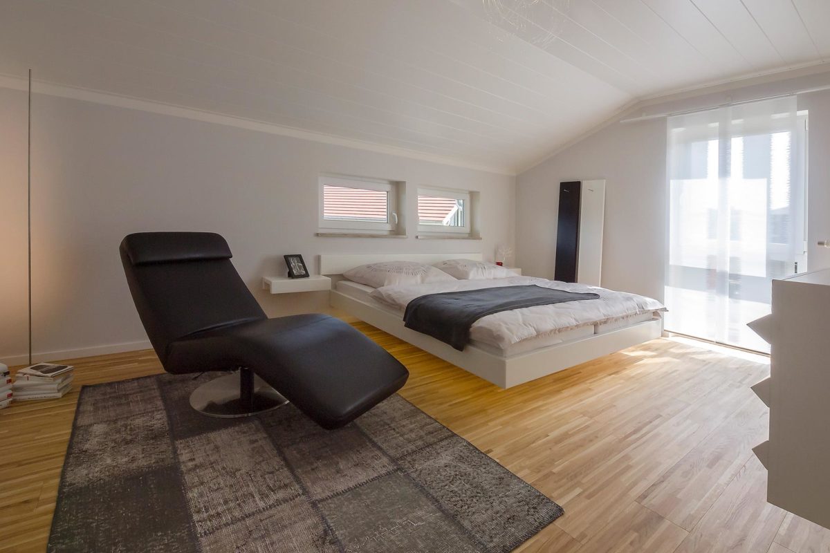 MH Falkenberg 139 - Ein Schlafzimmer mit einem Bett und einem Stuhl in einem Raum - Fußboden