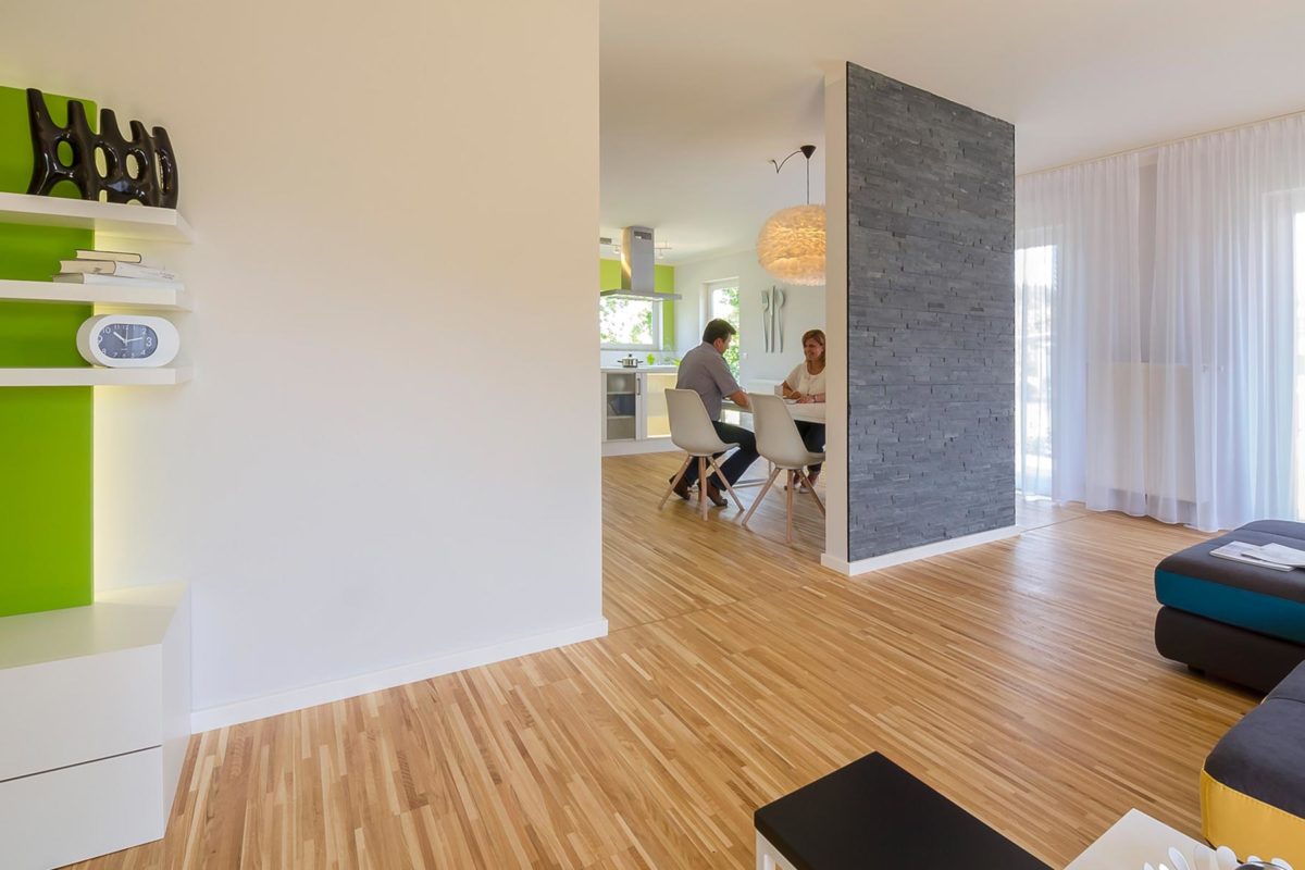 MH Falkenberg 139 - Ein Wohnzimmer mit Möbeln und einem Fernseher - Interior Design Services