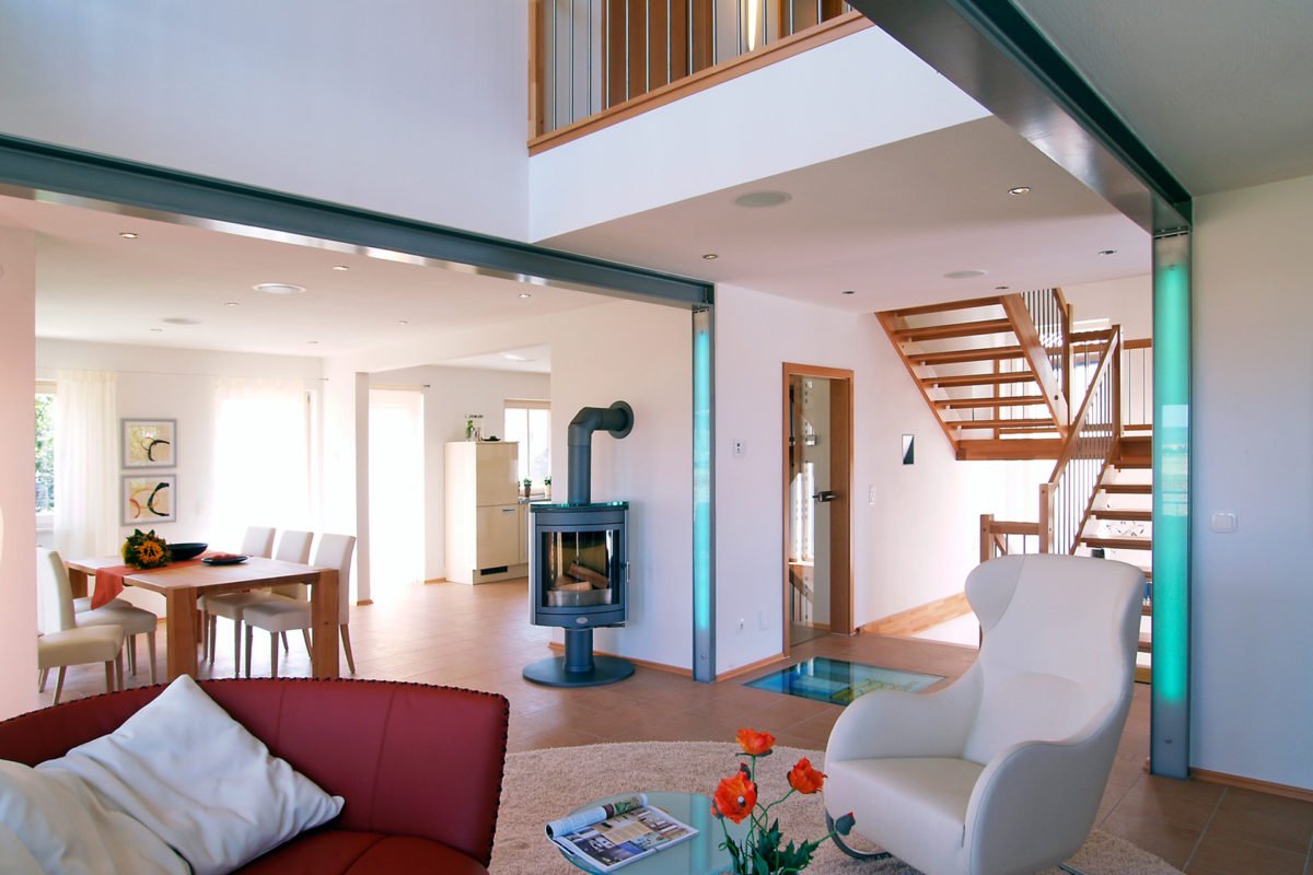 MH Hirschaid 151 - Ein Wohnzimmer mit Möbeln und einem großen Fenster - Interior Design Services