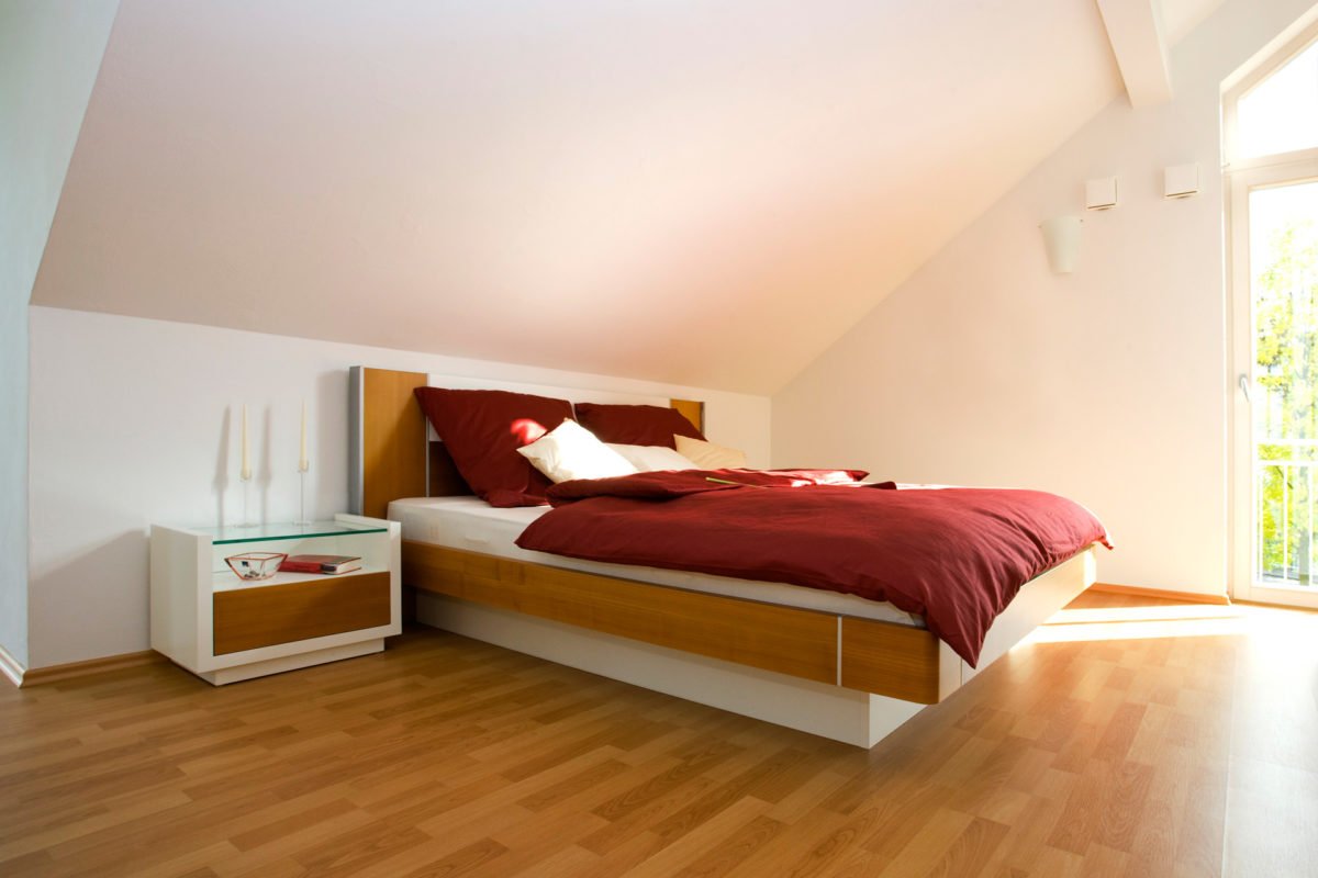 MH Hirschaid 151 - Ein rot-weißes Bett in einem Raum - Schlafzimmer
