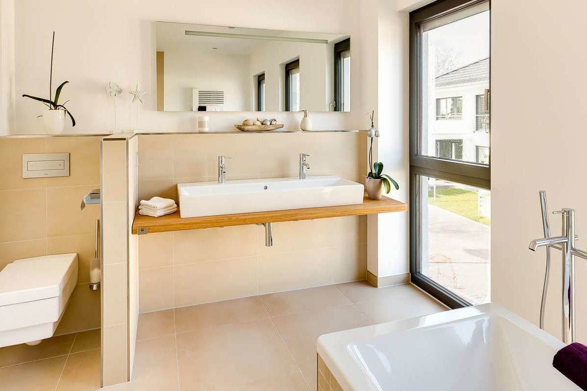 Musterhaus Wuppertal - Ein zimmer mit waschbecken und spiegel - Interior Design Services